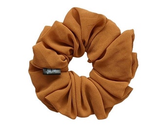 GRANDE Scrunchies in chiffon con spezie di zucca // Accessori per capelli giallo senape, Elastico per capelli fatto a mano XXL oversize, Regalo arancione morbido gigante per lei