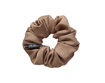 Petite Milky Latte Scrunchie, elastico per capelli in chiffon fatto a mano