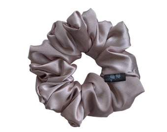 GRANDE Scrunchie in raso rosato satinato // Accessorio per capelli in seta color oro rosa, elastico per capelli fatto a mano XXL oversize, elastico per capelli morbido jumbo, regalo per lei