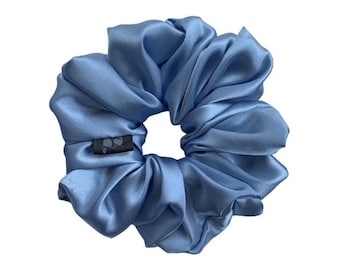 GRANDE Scrunchie in raso Sky Blue Martini // Grande accessorio per capelli in seta blu, elastico per capelli fatto a mano XXL oversize, elastico morbido Jumbo, regalo per lei