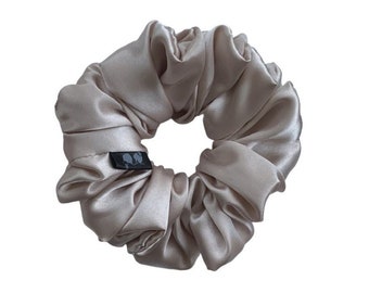 GRANDE Bubbly Champagne Satin Scrunchies // Grandi accessori per capelli in seta beige, cravatta per capelli fatta a mano XXL oversize, regalo Jumbo nudo per lei