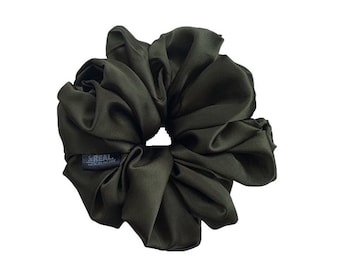 GRANDE Juicy Olive Satin Scrunchie // Grande accessorio per capelli in seta verde, Cravatta per capelli oversize XXL fatta a mano, elastico morbido Jumbo, Regalo per lei