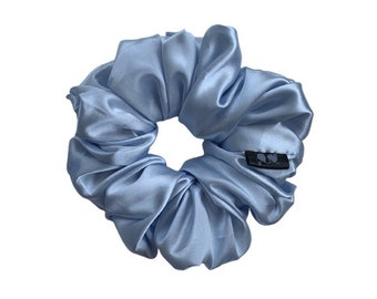 GRANDE Scrunchie in raso Icy Blue Lagoon // Accessori per capelli in seta azzurro chiaro, Accessori per capelli fatti a mano XXL oversize, Regalo morbido gigante per lei