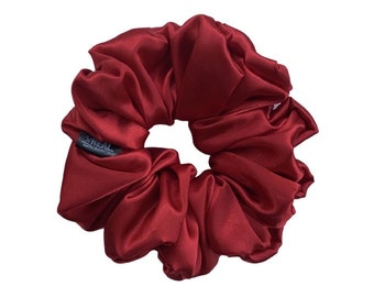 GRANDE Cherry Pie Satin Scrunchies // Grande accessorio per capelli in seta rossa, cravatta per capelli fatta a mano XXL oversize, elastico per capelli morbidi Jumbo, regalo per lei