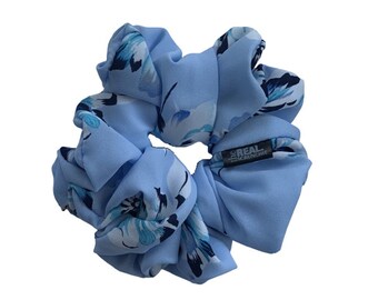 GRANDE Scrunchy in chiffon con margherite blu // Accessorio in tessuto floreale azzurro, elastico per capelli fatto a mano XXL oversize, elastico morbido jumbo, regalo per lei