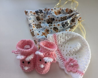 Babyset Erstlingsset Geburtsgeschenk Mütze und Schuhe im Geschenkbeutel