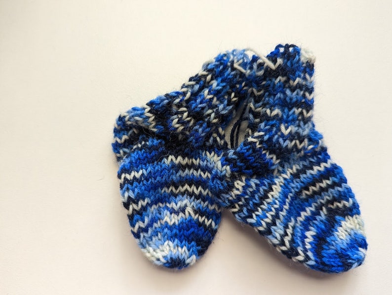 Baby socks knitted first socks 10 cm 3-6 months blau natur meliert