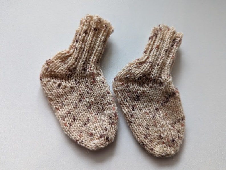 Baby socks knitted first socks 10 cm 3-6 months beige braune Punkte