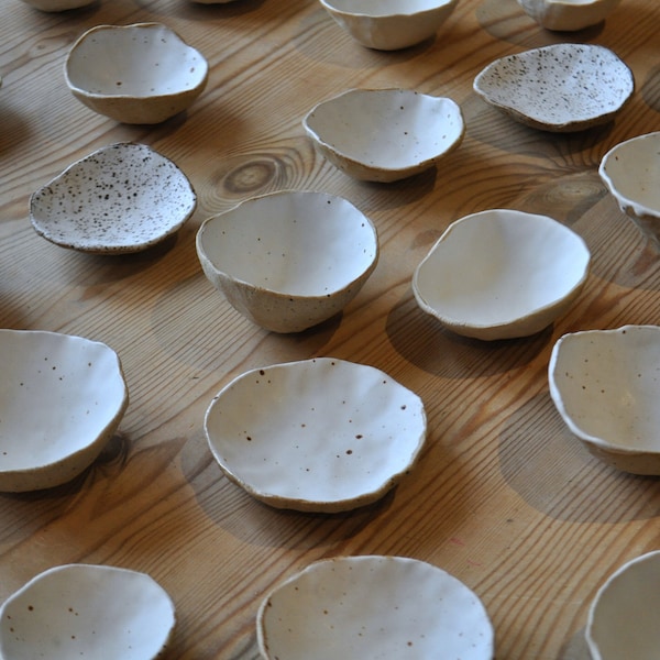 A Pair of Pretty Little Pinch Bowl, ideal for Salt and Pepper or Jewellery.