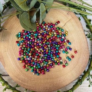 Felgekleurde bundel van 100 kleine belletjes, knutselversieringen, knutselversieringen en knutselversieringen.
