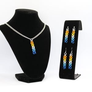Ensemble collier avec pendentif chaîne drapeau Aroace Pride et boucles d'oreilles