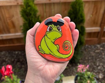 Disneys Trassel | Pascal målad sten