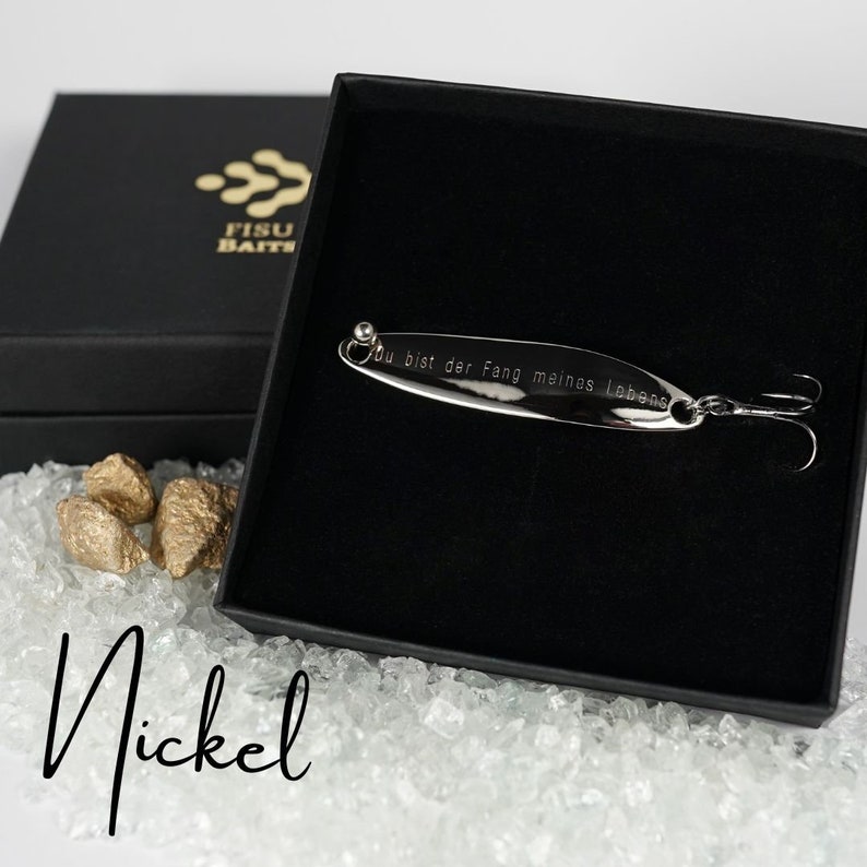 Geschenk für Angler Männer, Hochwertig veredelte Angelköder mit Gravur in Schmuckschatulle zum Valentinstag, Geburtstag, Hochzeitstag Nickel /silberfarbig