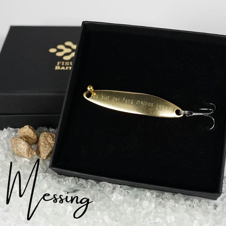 Geschenk für Angler Männer, Hochwertig veredelte Angelköder mit Gravur in Schmuckschatulle zum Valentinstag, Geburtstag, Hochzeitstag Messing