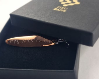 Echt verkupferter Angelköder graviert mit dem Text "MY GREATEST CATCH" als Geschenk zum, Hochzeitstag, Geburtstag, Jahrestag, Verlobung