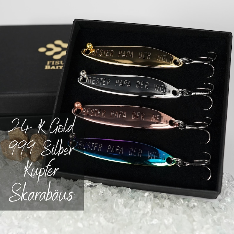 Geschenk für Angler Vater Papa, hochwertig veredelte Angelköder mit Gravur in Schmuckschatulle zum Vatertag, Geburtstag, Jahrestag 4er SET + Aufsteller