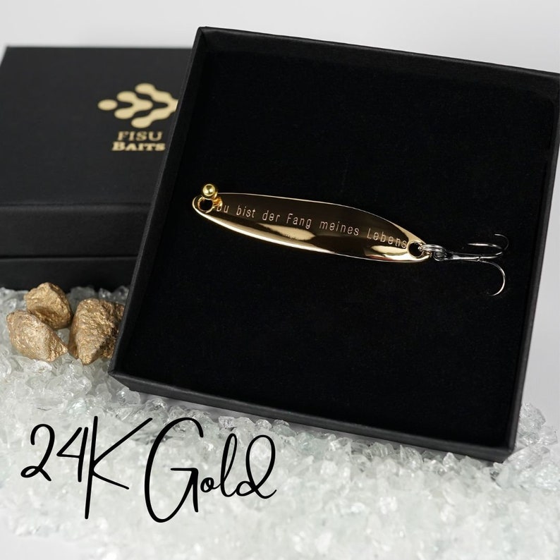 Geschenk für Angler Männer, Hochwertig veredelte Angelköder mit Gravur in Schmuckschatulle zum Valentinstag, Geburtstag, Hochzeitstag 24K vergoldet