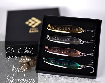 Geschenk für Angler Vater Papa, hochwertig veredelte Angelköder mit Gravur in Schmuckschatulle zum Valentinstag, Geburtstag, Jahrestag.