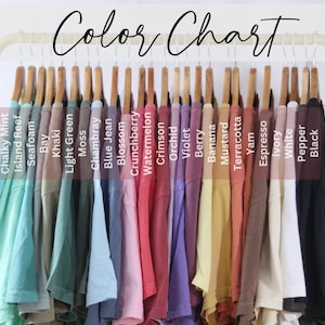 Puede incluir: Carta de colores que muestra 20 colores de camisetas diferentes, incluyendo Menta Cremosa, Arrecife de Isla, Espuma de Mar, Bah&iacute;a, Caqui, Verde Claro, Musgo, Chambray, Jean Azul, Flor, Frambuesa Crujiente, Sand&iacute;a, Carmes&iacute;, Orqu&iacute;dea, Violeta, Baya, Pl&aacute;tano, Mostaza, Terracota, &Ntilde;ame, Espresso, Marfil, Blanco, Pimienta y Negro.