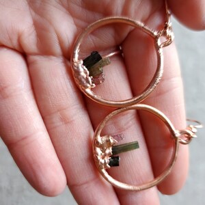 Aros de cobre electroformado con triple turmalina Aros de turmalina mixta