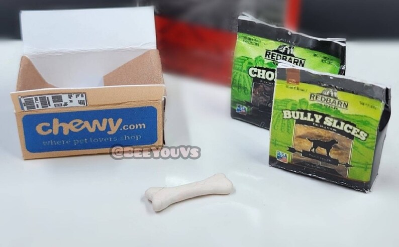 Caja masticable de suscripción para perros en miniatura que incluye juguetes para perros en miniatura, comida para gatos mini, golosinas para mini perros, hueso para perros y manta para perros escala 1: 6 1 a 12 imagen 2
