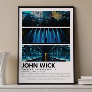 Puede incluir: Un póster enmarcado de la película "John Wick: Capítulo 3 - Parabellum". El póster presenta tres fotogramas de la película, con el título y los créditos en texto blanco en negrita en la parte inferior. El póster está en un marco negro.