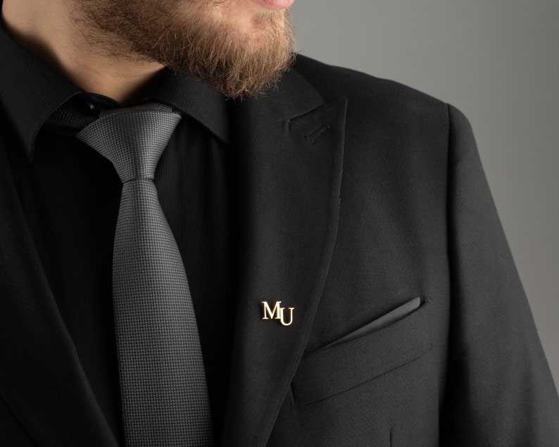 Personalisierte Initialen Jacke Anstecknadel, einzigartiger Buchstabe Anstecknadel, individuelles Logo Label Brosche, Gold Anfangsbrosche, Geschenk für Männer, Bräutigam Brosche Bild 3