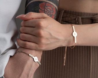 Benutzerdefinierte passende Paar Armbänder, verstellbare Partner Armbänder, gravierte Namen Freundschaft Armbänder, Geschenk für Freundin, Geschenk für Freund