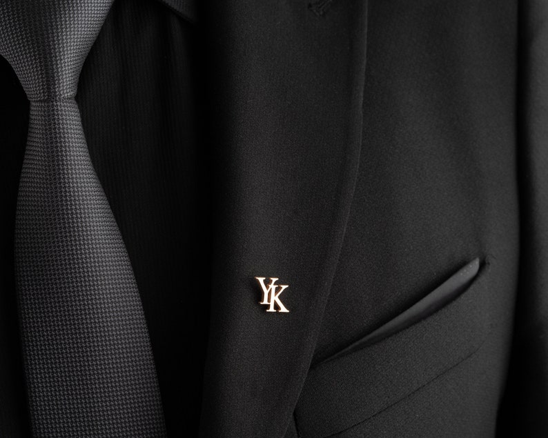 Personalisierte Initialen Jacke Anstecknadel, einzigartiger Buchstabe Anstecknadel, individuelles Logo Label Brosche, Gold Anfangsbrosche, Geschenk für Männer, Bräutigam Brosche Bild 1