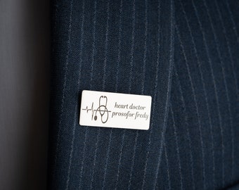 Personalisierte Arzt Jacke Revers Brosche, Arzt Name Revers Brosche, individuelles Logo Label Brosche, Arzt Logo Brosche, Geschenk für Arzt