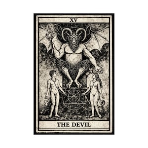 Puede incluir: Ilustración en blanco y negro de una carta del tarot que presenta una figura con cuernos y alas sosteniendo una antorcha, sentada sobre dos figuras desnudas. La carta está etiquetada como "EL DIABLO" con el número romano "XV" en la parte superior.