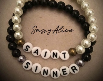 Peculiar conjunto de pulseras llamativas con cuentas de perlas de vidrio "Saint/Sinner"