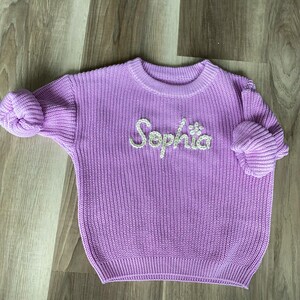 Handbestickter Baby/Kleinkind Pullover, Custom Embroidered Baby/Toddler Sweater, Personalisiertes Baby Geschenk, Personalisierbarer Pullover Lavender