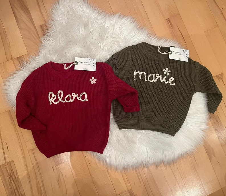 Handbestickter Baby/Kleinkind-Pullover, individuell bestickter Baby/Kleinkind-Pullover, personalisiertes Baby-Geschenk, personalisierbarer Pullover Red