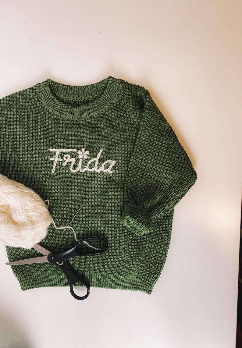 Handbestickter Baby/Kleinkind-Pullover, individuell bestickter Baby/Kleinkind-Pullover, personalisiertes Baby-Geschenk, personalisierbarer Pullover Green