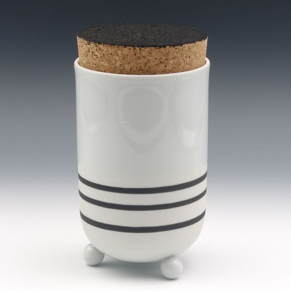 Teedose oder Kaffeepaddose aus Porzellan auf Kugelfüßen.