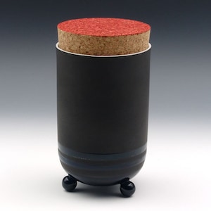 Teedose oder Dose für Kaffeepads aus Porzellan in schwarz matt und glänzend.