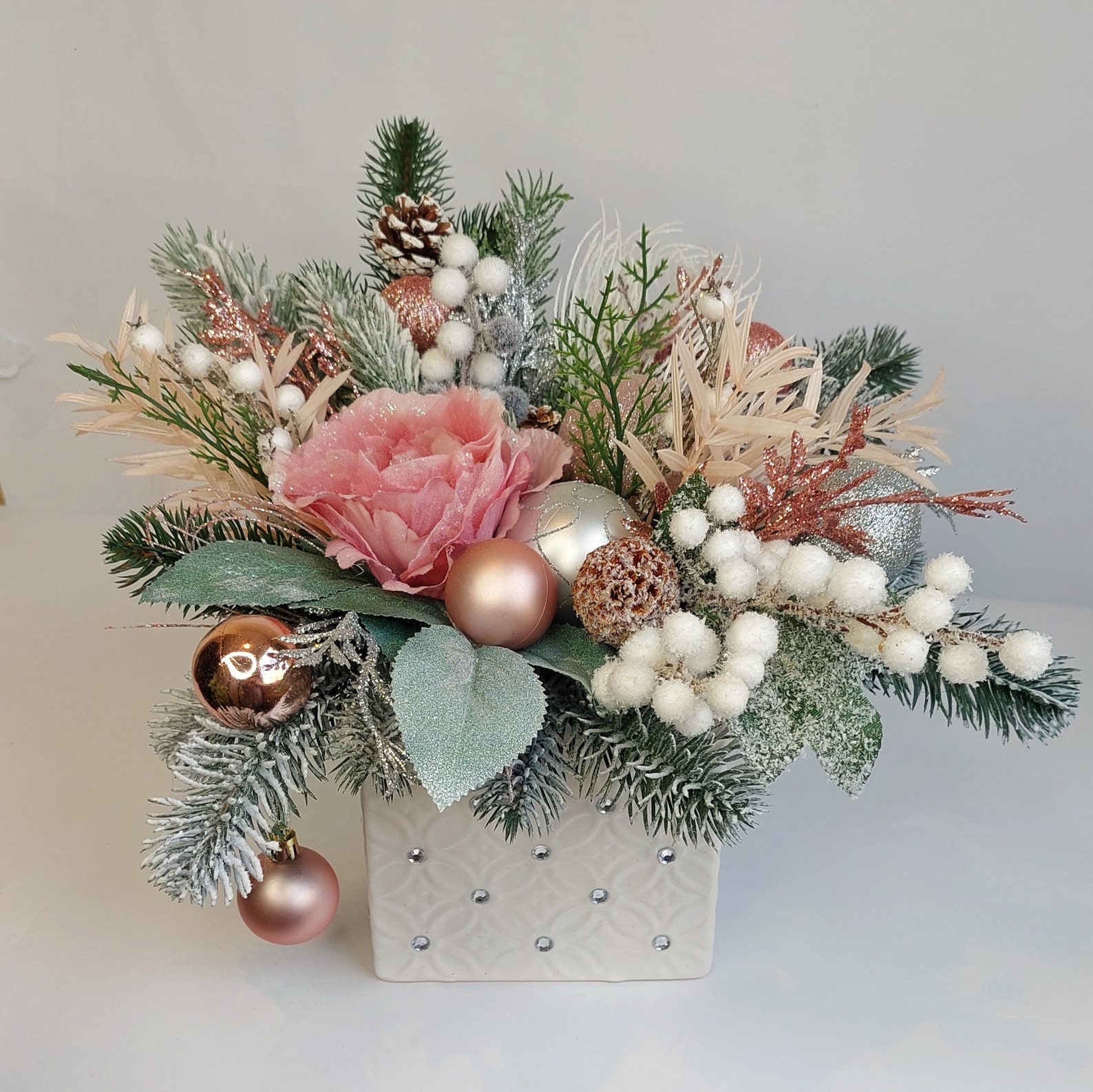 Lightup your Xmas party with 20 Christmas table decoration 10 Pine and Hydrangea Christmas Swag and Centerpiece