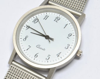 Zegarek z solidną bransoletą ze stali mediolańskiej i tarczą numeryczną