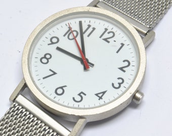 Zegarek na stalowej bransolecie i cyfry na tarczy