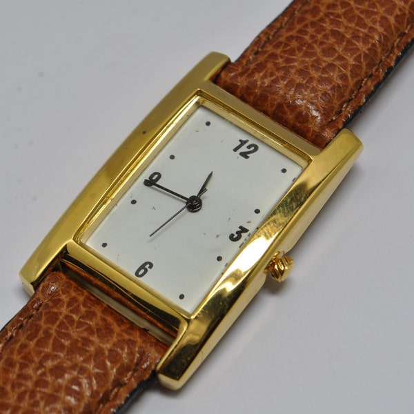 Montre vintage rectangulaire dorée avec 4 chiffres sur le cadran