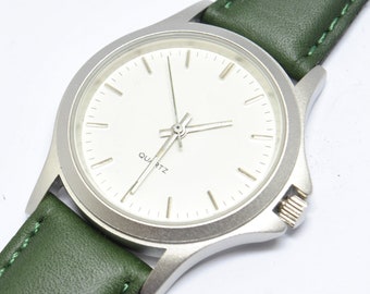 Montre acier mate avec index acier et bracelet vert