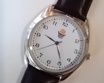 Chromowany zegarek do koszykówki z tarczą z cyframi i czarnym skórzanym paskiem
