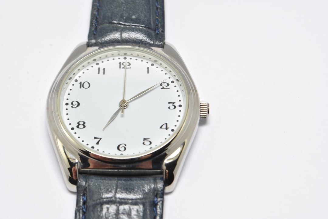 vintage ミッドセンチュリー citizen アラビア数字 掛時計 アラビア数字の文字盤を備えたクラシックなヴィンテージスチールカラー
