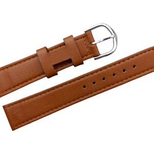 Peut inclure: Un bracelet de montre en cuir marron avec une boucle argentée.