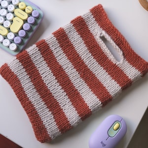 Laptop Sleeve Knitting Pattern | iPad knitting pattern, knitted pouch, easy pattern for beginners, knitted laptop sleeve, gift for friend