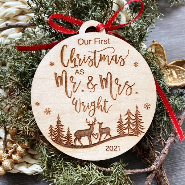 Ornement de Noël personnalisé . Ornement marié en bois 2023. Notre première décoration de Noël. M. et Mme Ornement. Ornement de jeunes mariés en bois