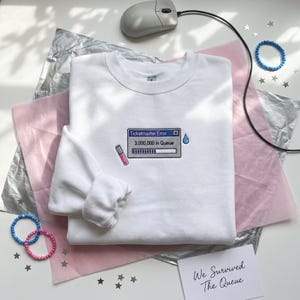 Maglietta con meme "Ticket Queue Survivor Makeup", felpa ricamata "Beauty World 2027", felpa con cappuccio personalizzata con nome, maglietta virale per fan della bellezza