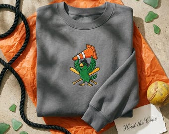パーソナライズされた「Hoist the Cone」刺繍入りスウェットシャツ｜袖に名前入りギフト｜ピッツバーグ野球ファンへのギフト｜パイレーツ・パロット・マスコット・クルーネック