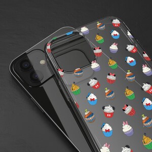 Puede incluir: Una funda transparente para teléfono con un patrón de cupcakes coloridos con personajes de Disney. La funda está diseñada para un teléfono inteligente con un recorte para el objetivo de la cámara.